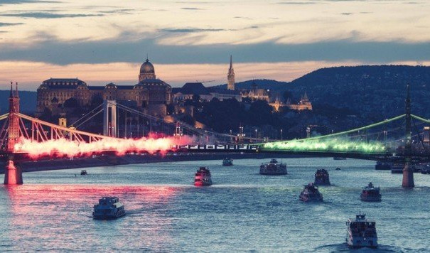 (FOTO) PORUKA IZ MAĐARSKE: UEFA MAFIJA! Navijači Honveda spektakularnom bakljadom u Budimpešti prozvali Evropsku kuću fudbala!