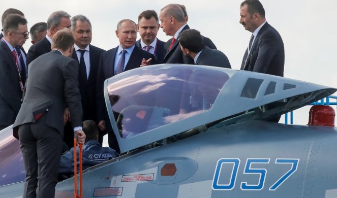 (FOTO/VIDEO) TRAMP ĆE PUĆI OD BESA! ISTORIJSKI MOMENAT - PUTIN POKAZAO ERDOGANU SU-57! Turski predsednik prvi strani državnik kome je dozvoljeno da proviri u RUSKU NEBESKU AŽDAJU!