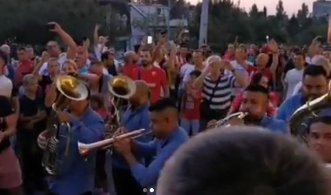 (VIDEO) E, OVAKO SE DOLAZI NA STADION! Navijači Zvezde doveli trubače, ludnica ispred "Marakane"!