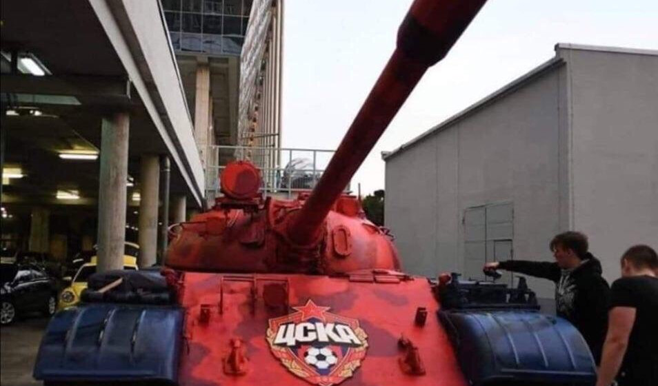 (FOTO) NIJE SAMO U SRBIJI! Pogledajte koji evropski velikani su imali tenkove ispred stadiona!