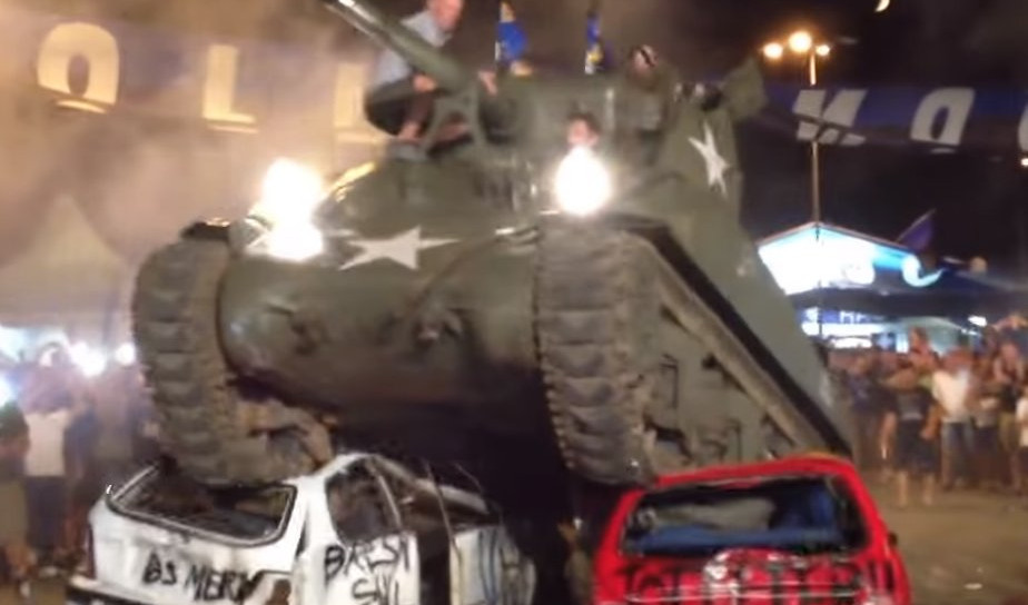 (VIDEO) NIJE ZVEZDA JEDINA! ITALIJANI TENKOM LOMILI AUTOMOBILE! Navijači Atalante predstavili pojačanje na neverovatan način!