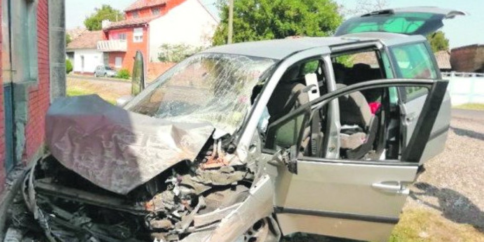 TRAGEDIJA! Strašna saobraćajna nesreća u Vladimirovcu kod Alibunara! IZ KAFANE U SMRT! "Pežoom" se zabili u kuću, dvoje mrtvih!
