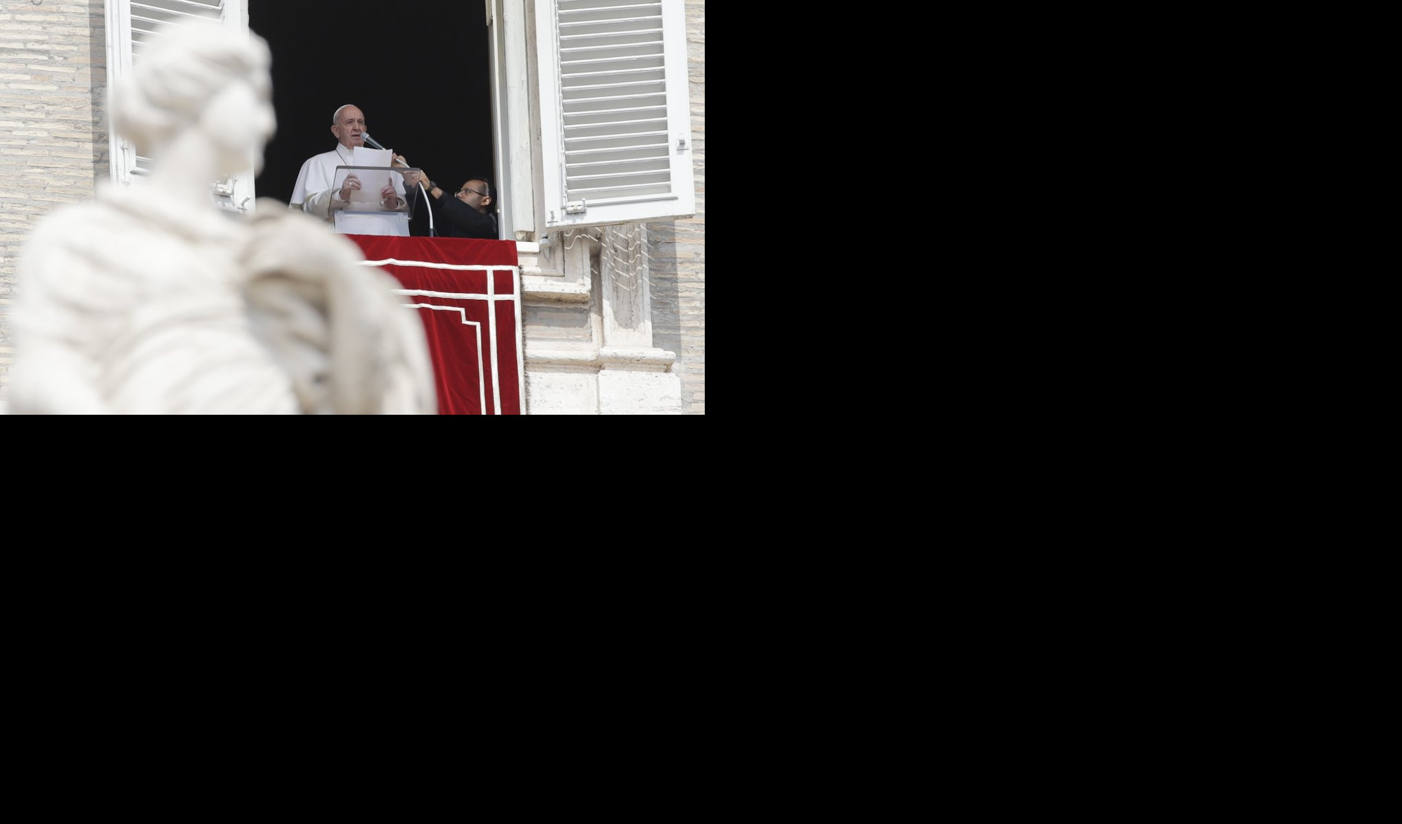 VATROGASCI GA IZVLAČILI IZ ZAGLAVLJENOG LIFTA! Papa Franja 25 minuta kasnio na obraćanje vernicima na Trgu Svetog Petra!