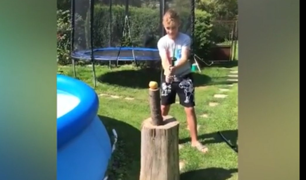 (VIDEO) ŠTA URADI CRNI SINE?! Igrao se mačetom pored bazena, pa napravio poplavu!