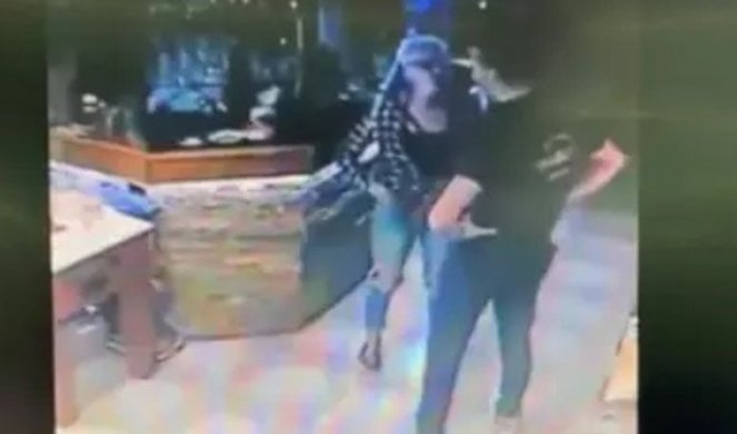(VIDEO) UDARA KO MUŠKO! Žena brutalno išamarala konobara u poslastičarnici u Obrenovcu!