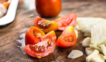 PAZITE! Evo zašto ne treba da čuvate paradajz u frižideru!