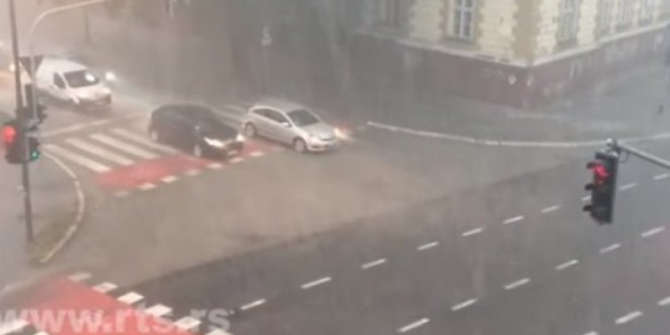 SNAŽNO NEVREME PARALISALO GRAD U SRBIJI! Automobili stoje, led udara po vozilima (VIDEO)
