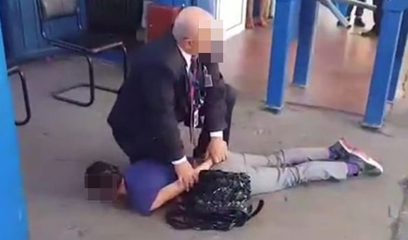 (VIDEO) SVE POČELO ZBOG PERONSKE KARTE?! ŽENA LEŽI NA BETONU I ZAPOMAŽE, MUŠKARAC JOJ NE DA DA MRDNE! Objavljen snimak incidenta na autobuskoj stanici u Kragujevcu