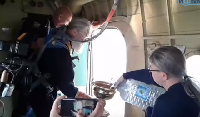 (VIDEO) PROTIV BLUDA I ALKOHOLA, GOSPODI POMILUJ! Ruski sveštenici svetom vodicom iz aviona osveštali grad!