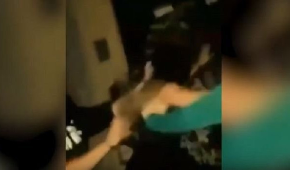 (VIDEO) ŠTA SE OVO DEŠAVA?! Još jedna devojčica TRPI NASILJE! Udaraju je, obaraju na pod i ŠUTIRAJU!