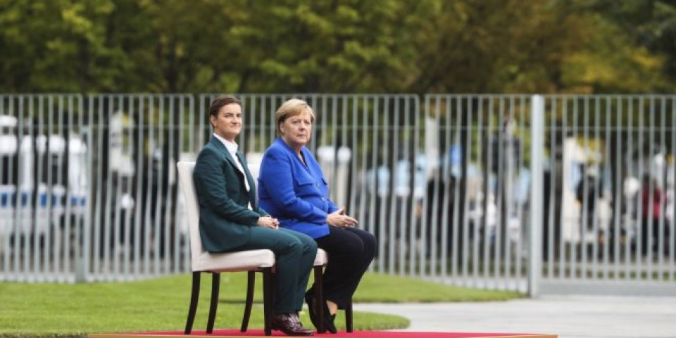 (VIDEO/FOTO) MERKELOVA DOČEKALA ANU BRNABIĆ UZ DRŽAVNE I VOJNE POČASTI! Počeo sastanak dve premijerke u Berlinu!