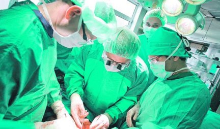 POZNATI SVETSKI STRUČNJAK IZ LONDONA OPERIŠE DECU U TIRŠOVOJ, urađene 3 operacije mališana  sa urođenim srčanim manama