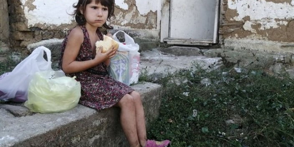 (FOTO) JEDINA ŽELJA MI JE DA IMAM DA JEDEM! Potresna priča o maloj Tijani (5) koja živi sa bolesnom majkom u udžerici!