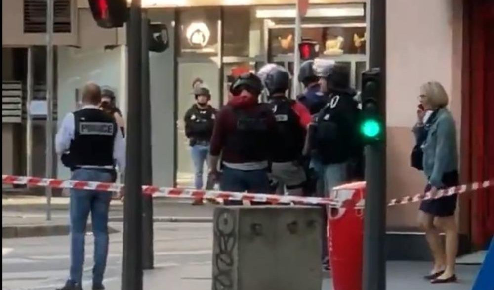 (VIDEO) DRAMA U LIONU, ŽENA PUCA PO PROLAZNICIMA! Zabarikadirala se u stanu, specijalci blokirali kvart!