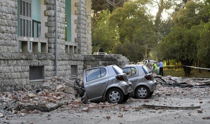 (FOTO) OVAKAV ZEMLJOTRES ALBANIJA NE PAMTI! Ima mnogo povređenih, razlupani automobili, zgrade pred rušenjem?