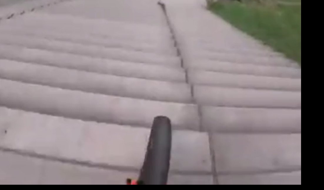 DA LI BISTE PROBALI? Ekstremna vožnja niz stepenice! (VIDEO)