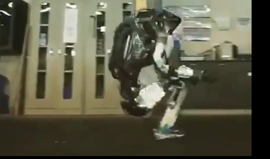 ČUDO OD TEHNOLOGIJE! Upoznajte robota gimnastičara! (VIDEO)