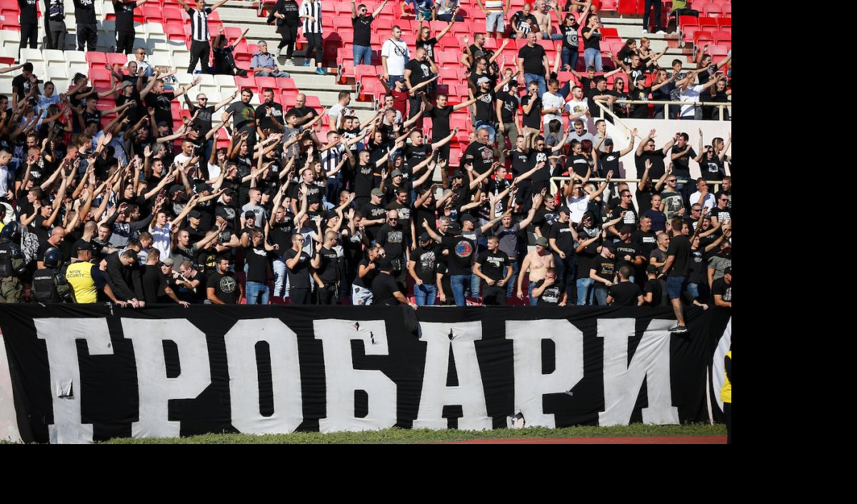 (FOTO) "GROBARI" UPALI NA TRENING! Navijači tražili od igrača Partizana da "ginu" i prestanu da traže izgovore!