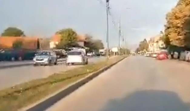 VAN PAMETI! Nišlija VOZIO U SUPROTNOM SMERU prometnom ulicom, na zadnjem sedištu BILO DETE (VIDEO)
