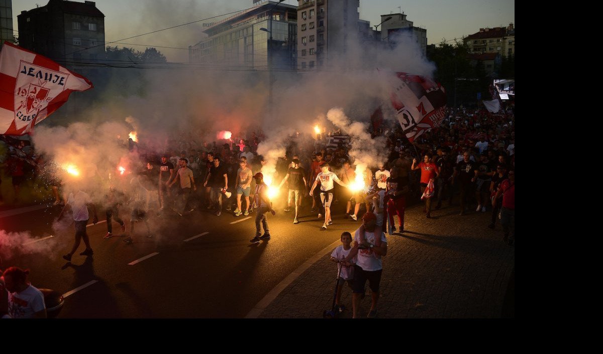 (VIDEO) SPEKTAKL - HILJADE NAVIJAČA ZVEZDE I OLIMPIJAKOSA U KORTEU stigli do "Marakane"!