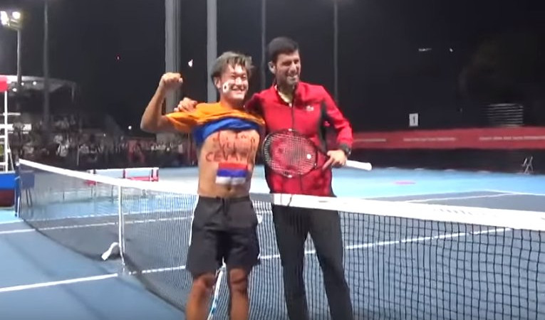 (HIT VIDEO) JEDEM ĆEVAPI, 100 KOMADA, JA SAM ŽIVOTINJA ZBOG ĐOKOVIĆA! Japanac u transu zbog Novaka, a onda mu je Srbin rekao da ne jede ćevape!