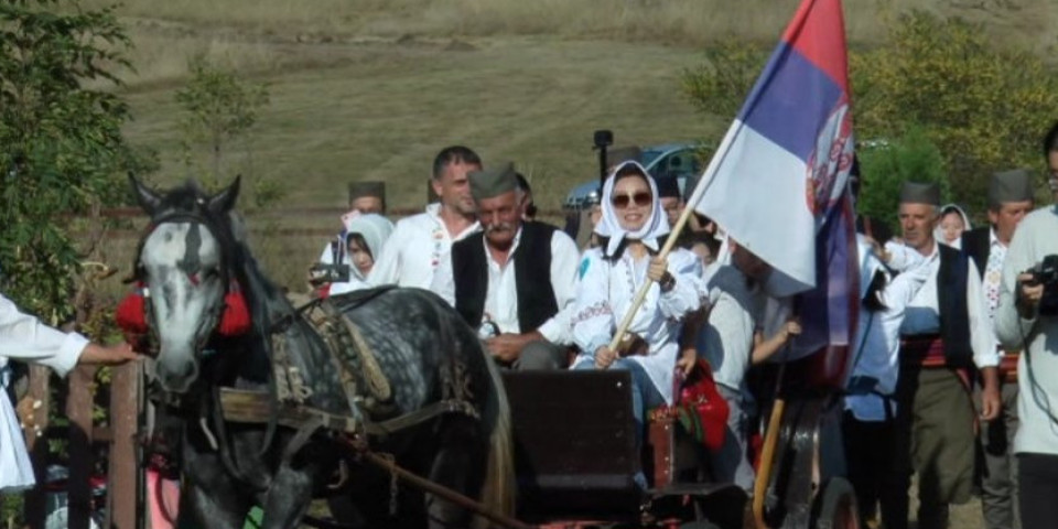 NIKAD VIĐENO! Na srpskoj svadbi gostima delili OVO kao POKLON - ljudi bili u čudu, a kada su okrenuli POLEĐINU... (FOTO)