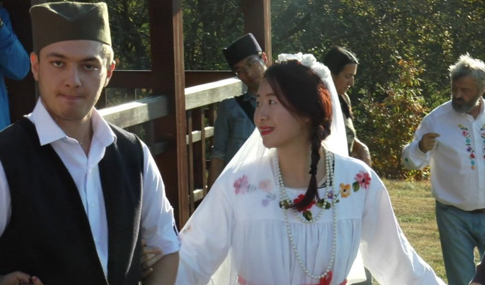 SRBIN SE OŽENIO SA SEDAM KINESKINJA! Ovako izgleda prava, mrsna srpsko-kineska svadba! (VIDEO)