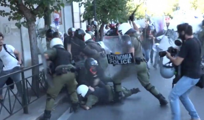 (FOTO/VIDEO) HAOS U ATINI ZBOG DOLASKA POMPEA! Sukobi demontranata sa policijom, suzavac, "AMERIKANCI, UBICE NARODA!