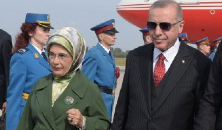 SUPRUGA PREDSEDNIKA TURSKE HTELA JE DA IZVRŠI SAMOUBISTVO, A BILA JE I CENTAR LOKALNOG SKANDALA! Ko je Emina Erdogan?