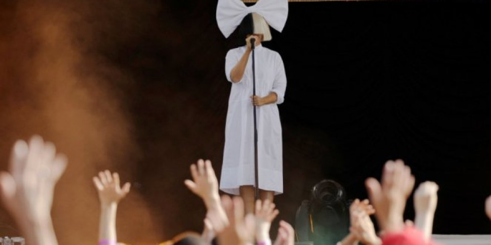 (FOTO) BOLEST NE BIRA! Pevačica Sia otkrila da pati od retke bolesti - evo o čemu je reč