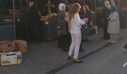 (FOTO) ERDOGANOVA ŽENA PREKRŠILA PROTOKOL I POSETILA BAJLONIJEVU PIJACU! Kupila je kukuruz i kupine, a jedna od prodavačica postavila joj je čudno pitanje...