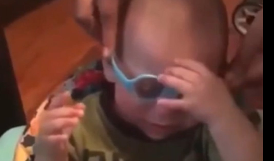 NIKAD VEĆA SREĆA! Pogledajte neprocenjivu reakciju mališana koji prvi put nosi naočare! (VIDEO)