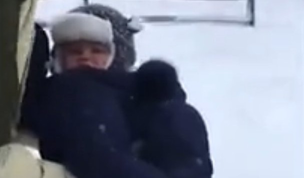 GDE NESTADE? Bacio dete u sneg, ali OVO nije očekivao! (VIDEO)