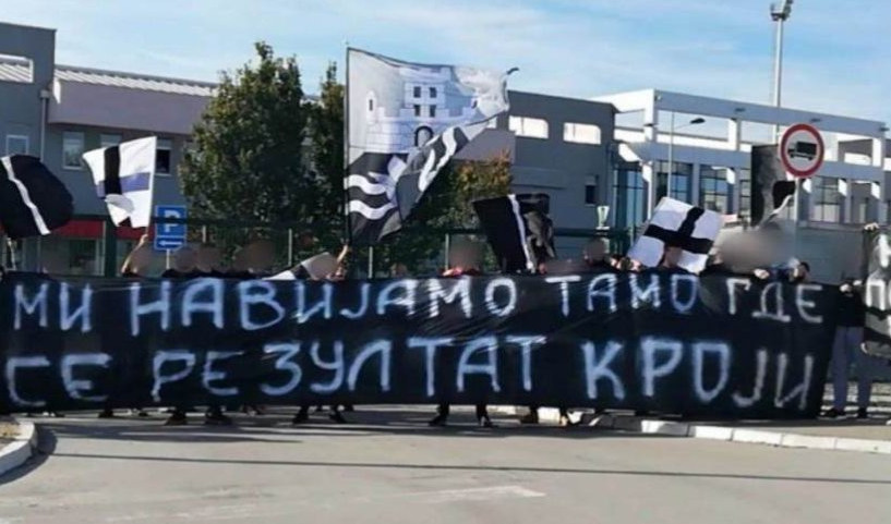 (FOTO) PROTEST U STAROJ PAZOVI! Nezadovoljni "grobari" umesto u Grošnicu došlo pod prozore FSS-a i poslali brutalnu poruku!