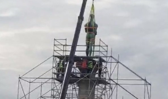 (VIDEO) BEOGRAD OSTAJE BEZ POBEDNIKA PRVI PUT POSLE 90 GODINA!  Spuštena statua TEŠKA 1.000 KILOGRAMA
