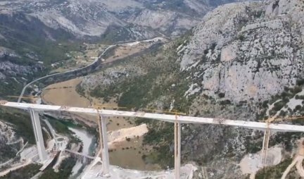 (VIDEO/FOTO) KOŠTA 70 MILIONA EVRA, VISOK 175 METARA I IMA 15.000 TONA ARMATURE Od pogleda na novi most u Crnoj Gori ZAVRTEĆE VAM SE U GLAVI