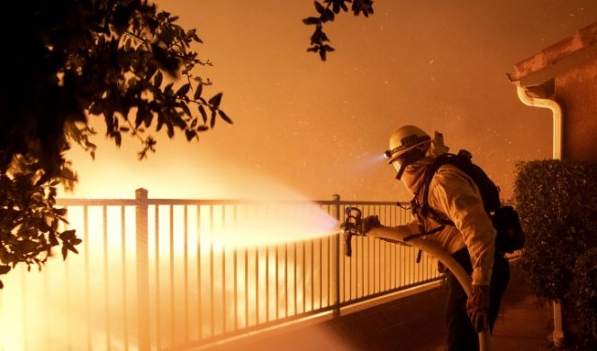 (VIDEO) VELIKI POŽAR U ZAGREBU! Izgoreli stanovi, jedna osoba povređena, 40 evakuisano!