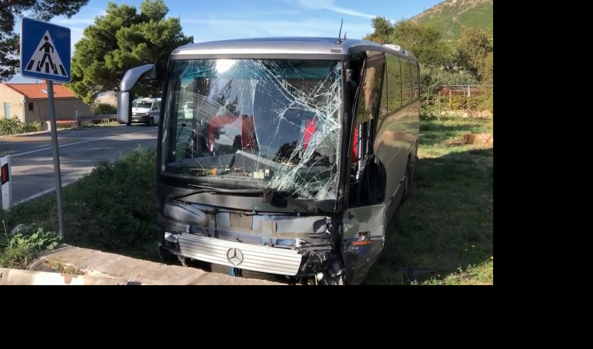 (VIDEO) STRAVIČNA NESREĆA U HRVATSKOJ! Sudarili se automobil, đački i vojni autobus - žena preminula, 9 osoba povređeno!