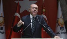 ERDOGAN SNIMLJEN KAKO ČITA NOVINE, A ONDA... Fotografije turskog predsednika u neobičnom društvu hit na Tviteru! /FOTO/
