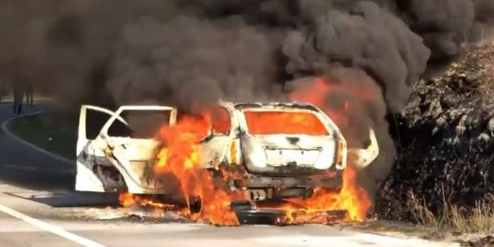 POŽAR KOD “NAISA”: Automobil se zapalio u vožnji, putnike spasavali vatrogasci