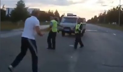 TOLIKO SE NAPIO DA NE ZNA ŠTA RADI! Policija ga jedva savladala! (VIDEO)