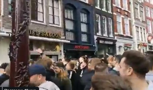 FRKA NA ULICAMA AMSTERDAMA! Navijači Čelsija čašama i konzervama punim piva gađali pristalicu Ajaksa (video)