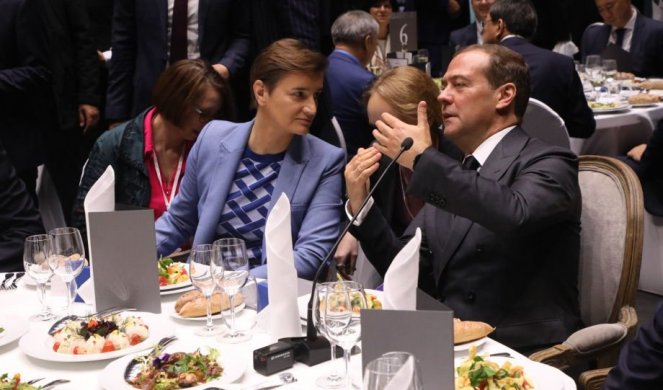 NA RUČKU SA MEDVEDEVIM! Premijerka Brnabić za stolom sa ruskim premijerom!