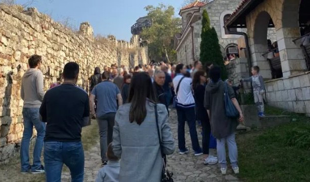 KOLONE LJUDI NA KALEMEGDANU! Vernici od jutros čekaju da uđu u crkvu Svete Petke i zapale sveću velikoj svetiteljki (FOTO/VIDEO)
