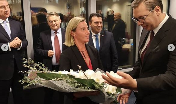 DŽENTLMENSKI POTEZ VUČIĆA, DOK MILO I ZAEV GLEDAJU! Predsednik Srbije poklonio cveće Mogerinijevoj na oproštajnoj večeri u Briselu!