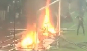 LJUDI, ŠTA JE S MOZGOM? Nezapamćeno, huligani demolirali pa zapalili stadion sopstvenog kluba! (VIDEO)