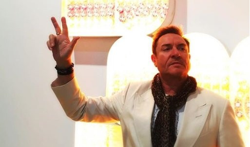 SAJMON LE BON POSETIO BEOGRAD: Frontmen benda "Duran Duran" podigao TRI PRSTA i slikao se na izložbi našeg umetnika