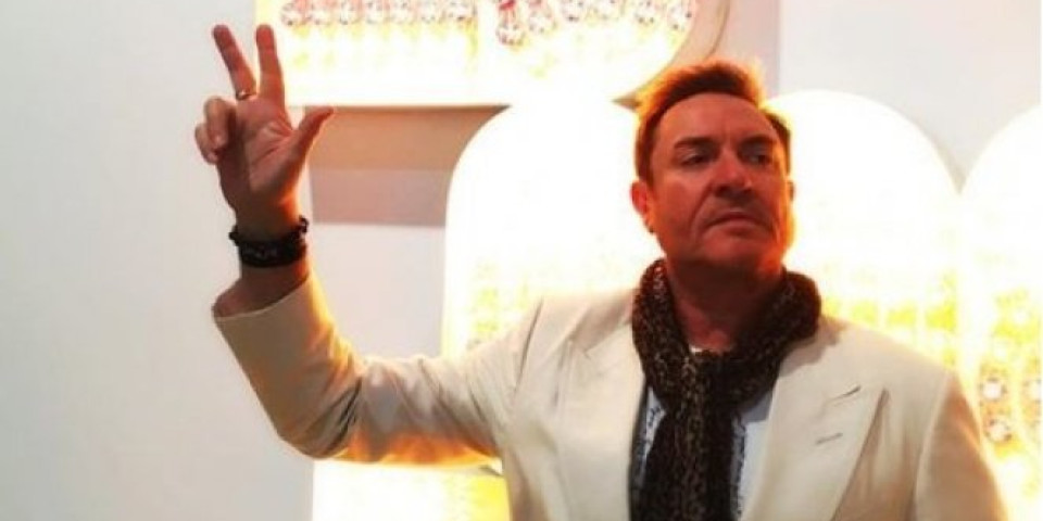 SAJMON LE BON POSETIO BEOGRAD: Frontmen benda Duran Duran podigao TRI PRSTA i slikao se na izložbi našeg umetnika