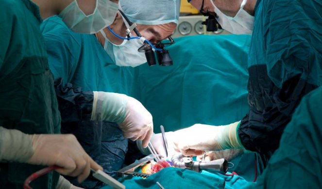 (FOTO) ŠOK NA OPERACIONOM STOLU! Kada su hirurzi ugledali šta je RASLO U MATERICI OVE ŽENE, ZANEMELI SU!