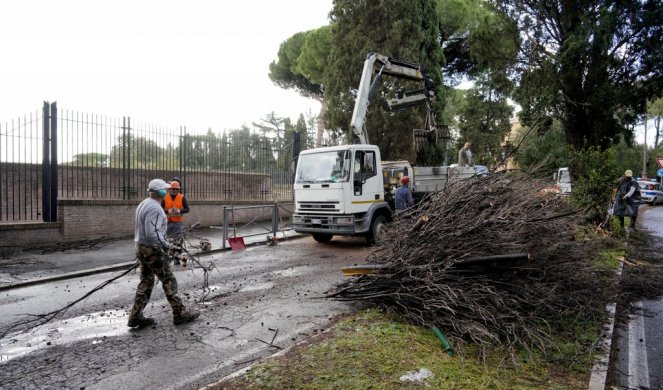 JAKO NEVREME U ITALIJI! Evakuisano 200 ljudi iz Sarnoa, ulice poplavljene blatom i otpadom!